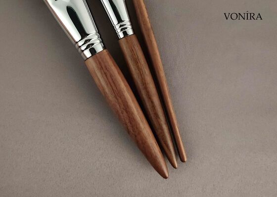 Vonira Custom Wholesale Natural White Goat Hair Brown Ebony Handle Face Makeup Highlighter Brush رنگ سفید گوسفندی قهوه ای ابونی دستگیره آرایش صورت برش رنگ آمیزی